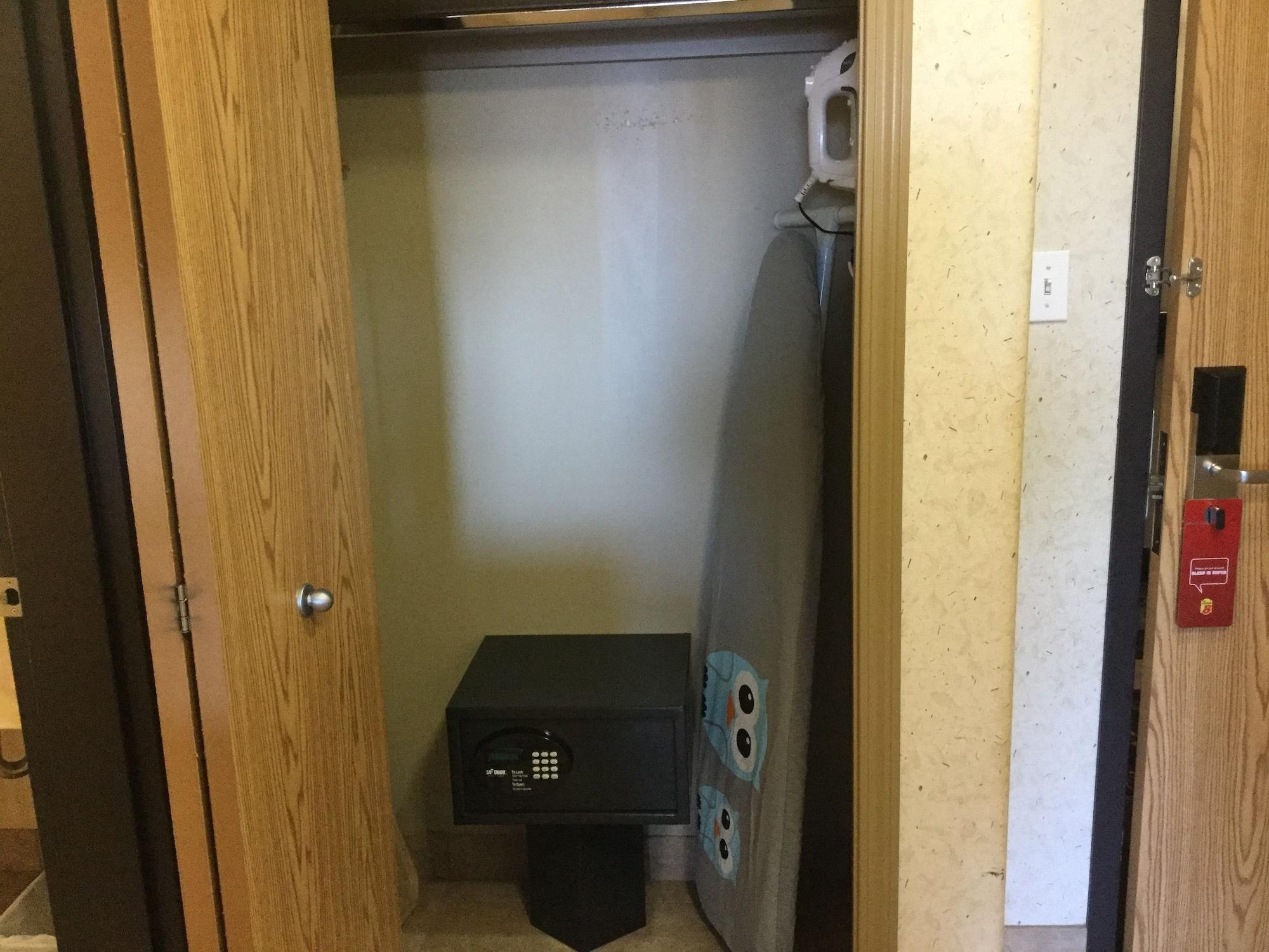 Super 8 By Wyndham Hotel